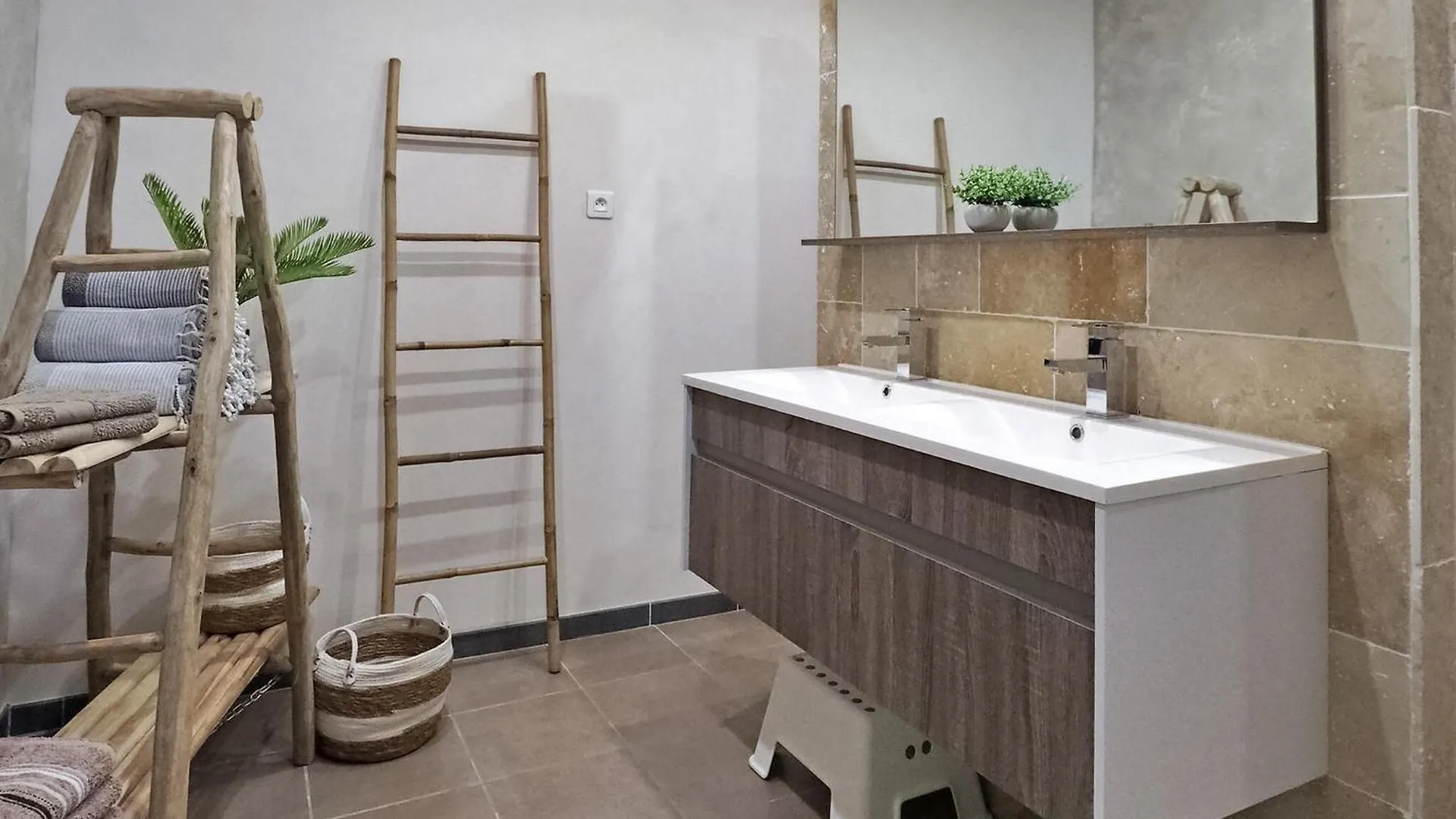 Mancareste Paradou Holiday home
